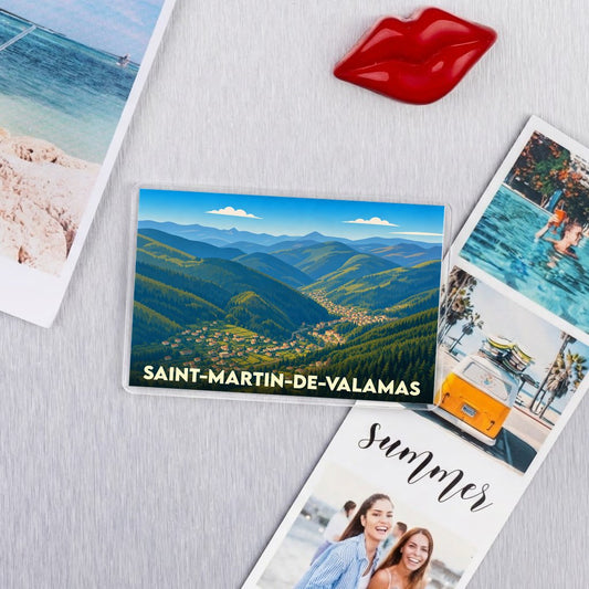 Magnet souvenir de la ville de Saint-Martin-de-Valamas avec une illustration stylisée de sa vallée.