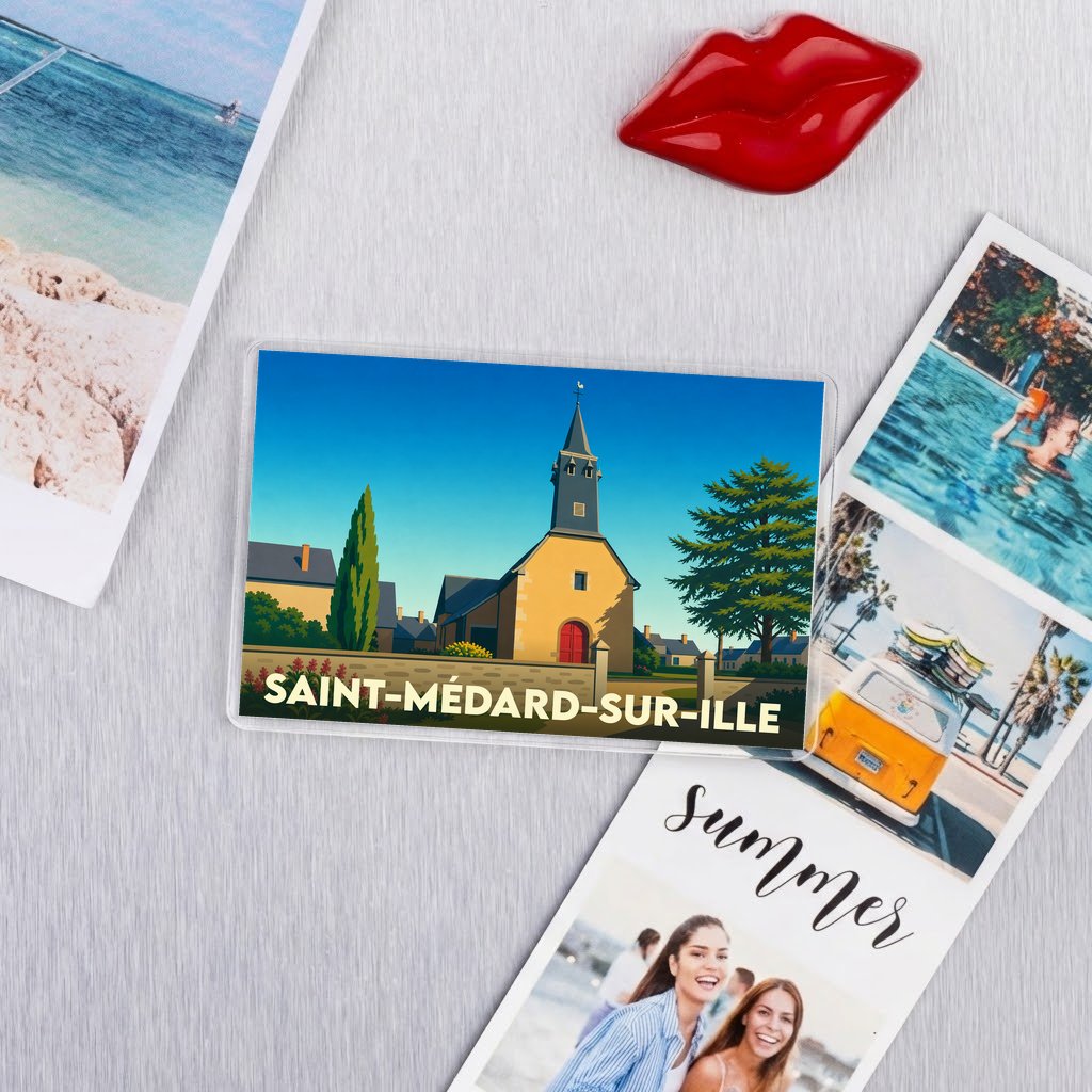 Magnet souvenir de la ville de Saint-Médard-sur-Ille avec une illustration stylisée d'une église sous un ciel bleu.