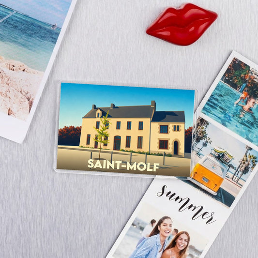 Magnet souvenir de la ville de Saint-Molf avec une illustration stylisée d'un bâtiment typique.