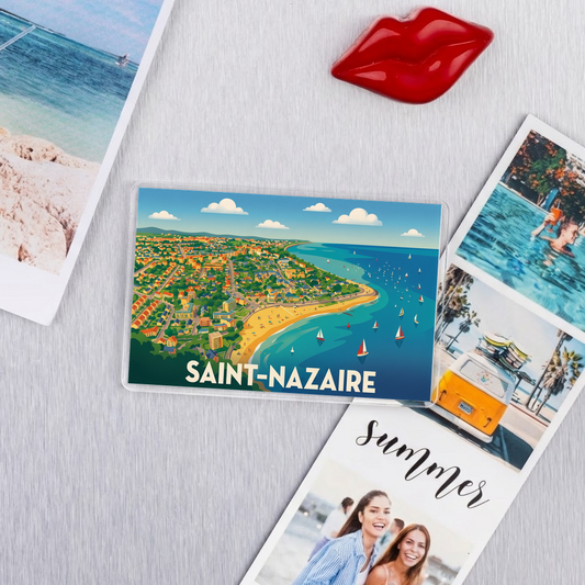 Magnet souvenir de la ville de Saint-Nazaire avec une illustration stylisée de son littoral.
