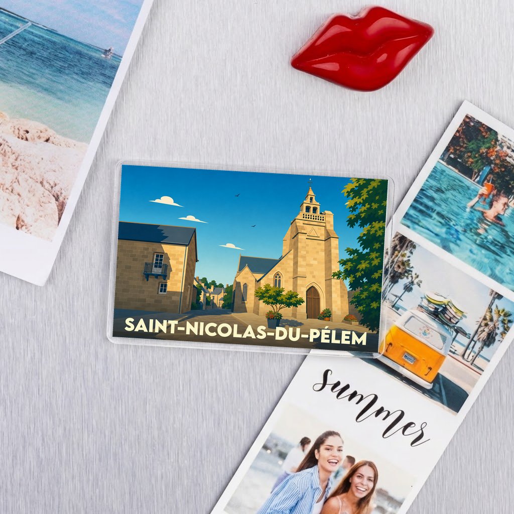 Magnet souvenir de la ville de Saint-Nicolas-du-Pélem avec une illustration stylisée de son église.