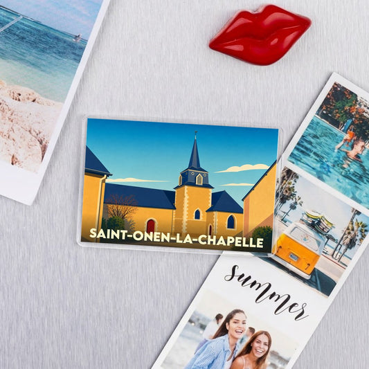 Magnet souvenir de Saint-Onen-la-Chapelle avec une illustration stylisée de son église.