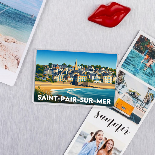 Magnet souvenir de la ville de Saint-Pair-sur-Mer avec une illustration stylisée du bord de mer.
