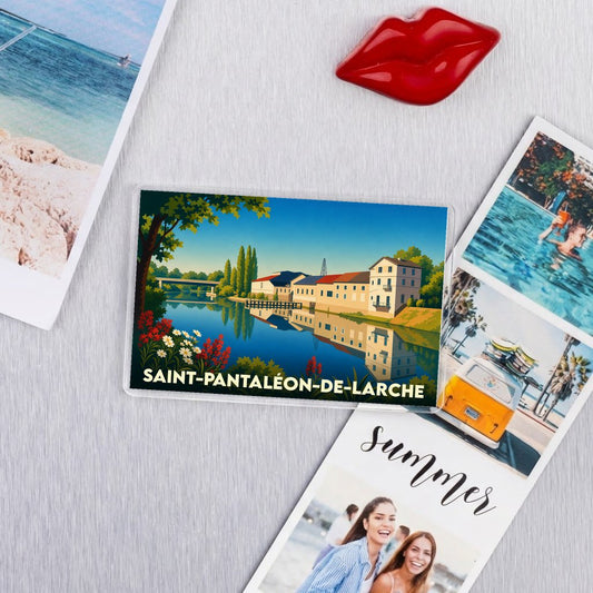 Magnet souvenir de la ville de Saint-Pantaléon-de-Larche avec une illustration stylisée d'un paysage fluvial.