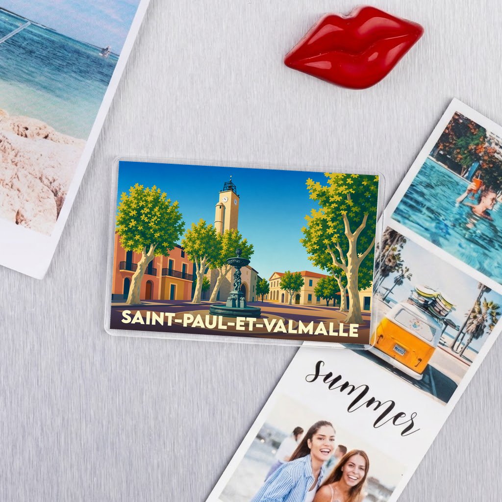 Magnet souvenir de la ville de Saint-Paul-et-Valmalle avec une illustration stylisée de sa place principale.