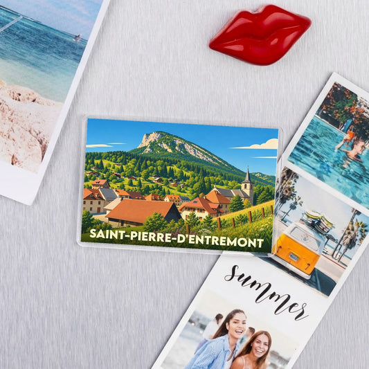 Magnet souvenir de Saint-Pierre-d'Entremont représentant le village et ses montagnes dans un style illustré.