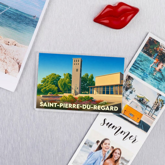 Magnet souvenir de la ville de Saint-Pierre-du-Regard avec une illustration stylisée de son église et de son hôtel de ville.
