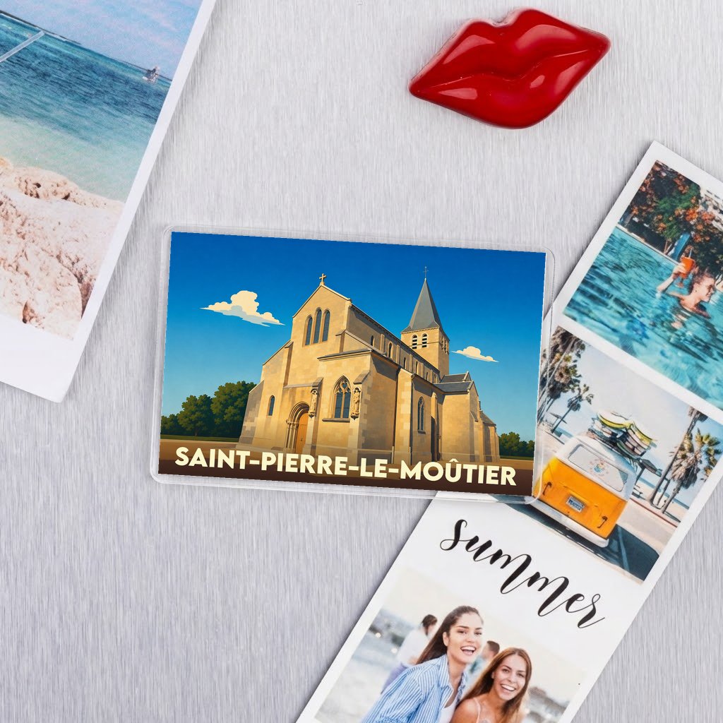 Magnet souvenir de Saint-Pierre-le-Moûtier illustrant son église sous un ciel bleu.