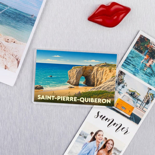 Magnet souvenir de Saint-Pierre-Quiberon illustrant une arche rocheuse sur la côte sauvage.