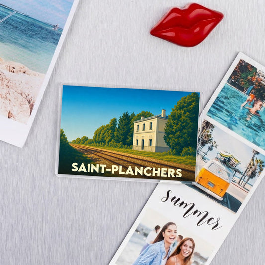 Magnet souvenir de la ville de Saint-Planchers avec une illustration stylisée d'une gare bordée de rails.