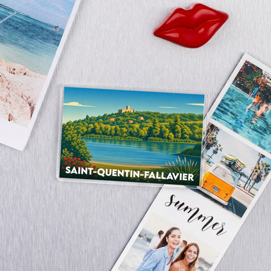 Magnet souvenir de la ville de Saint-Quentin-Fallavier avec une illustration stylisée de son château et de son lac.
