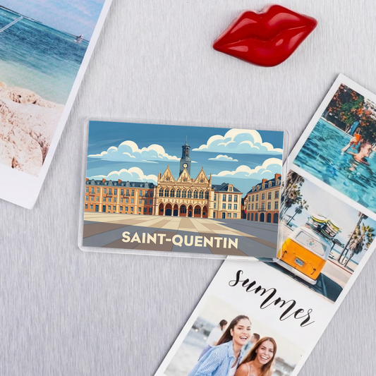 Magnet souvenir de la ville de Saint-Quentin avec une illustration stylisée de son hôtel de ville.
