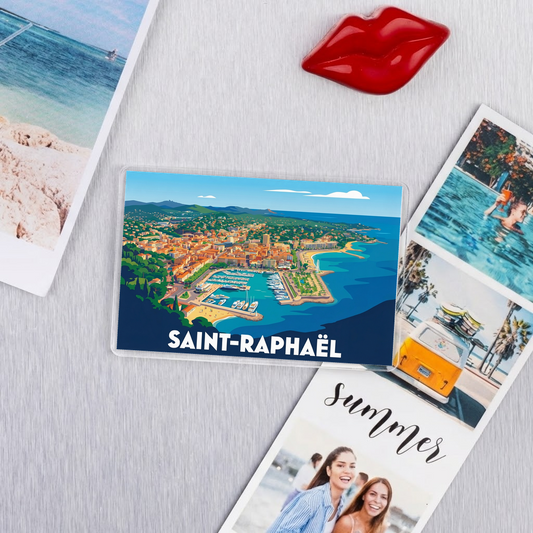 Magnet souvenir de la ville de Saint-Raphaël avec une illustration stylisée de son port et de son littoral.