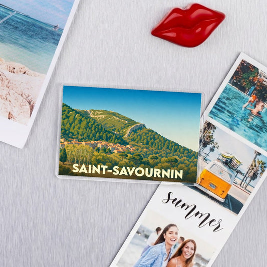 Magnet souvenir de la ville de Saint-Savournin avec une illustration stylisée d'un village provençal à flanc de colline.