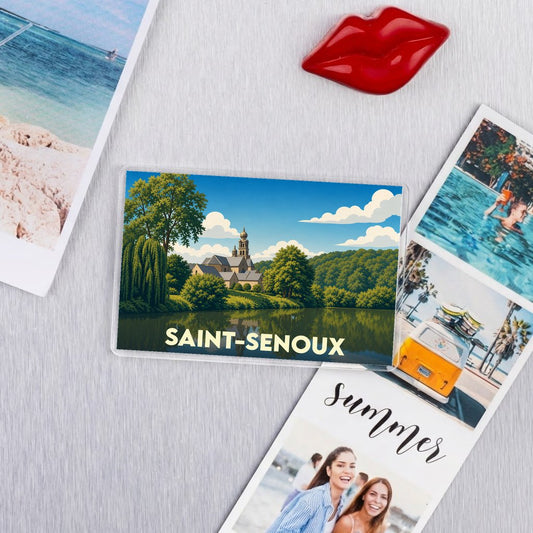 Magnet souvenir de la ville de Saint-Senoux avec une illustration stylisée d'une église au bord de l'eau.