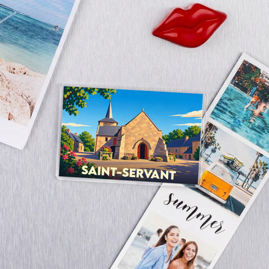 Magnet souvenir de la ville de Saint-Servant avec une illustration stylisée d'une église sous un ciel bleu.