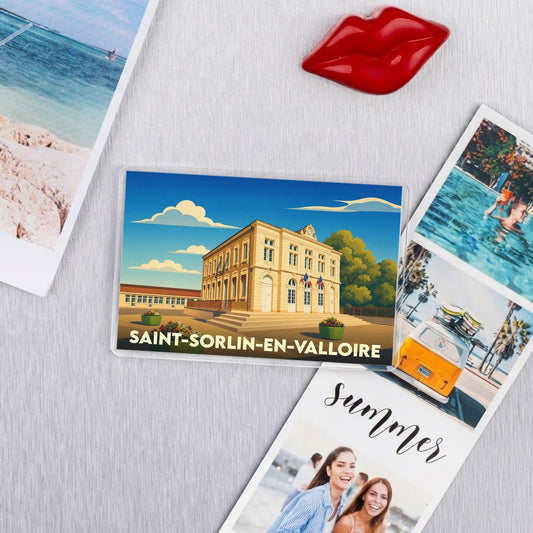 Magnét souvenir de la ville de Saint-Sorlin-en-Valloire avec une illustration stylisée de sa mairie.