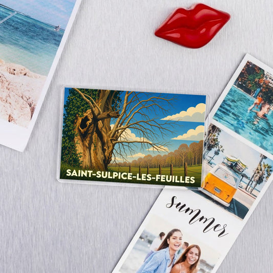 Magnet souvenir de Saint-Sulpice-les-Feuilles avec une illustration stylisée d'un vieil arbre majestueux dans la campagne.