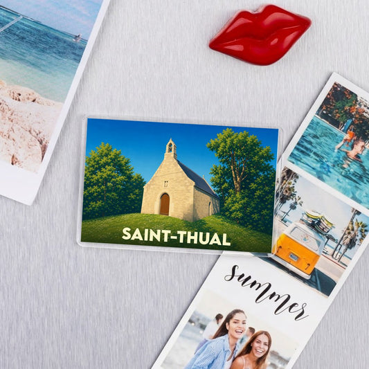 Magnet souvenir de la ville de Saint-Thual avec une illustration stylisée d'une chapelle.