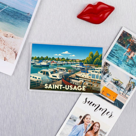 Magnet souvenir de la ville de Saint-Usage avec une illustration stylisée de son port de plaisance.