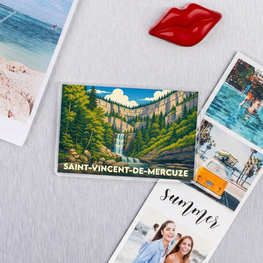Magnet souvenir de la ville de Saint-Vincent-de-Mercuze avec une illustration stylisée d'une cascade.