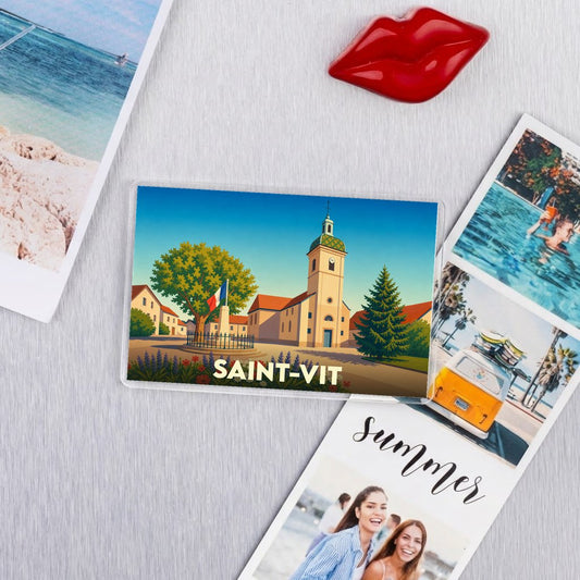 Magnet souvenir de la ville de Saint-Vit avec une illustration stylisée de son église et de la place du village.