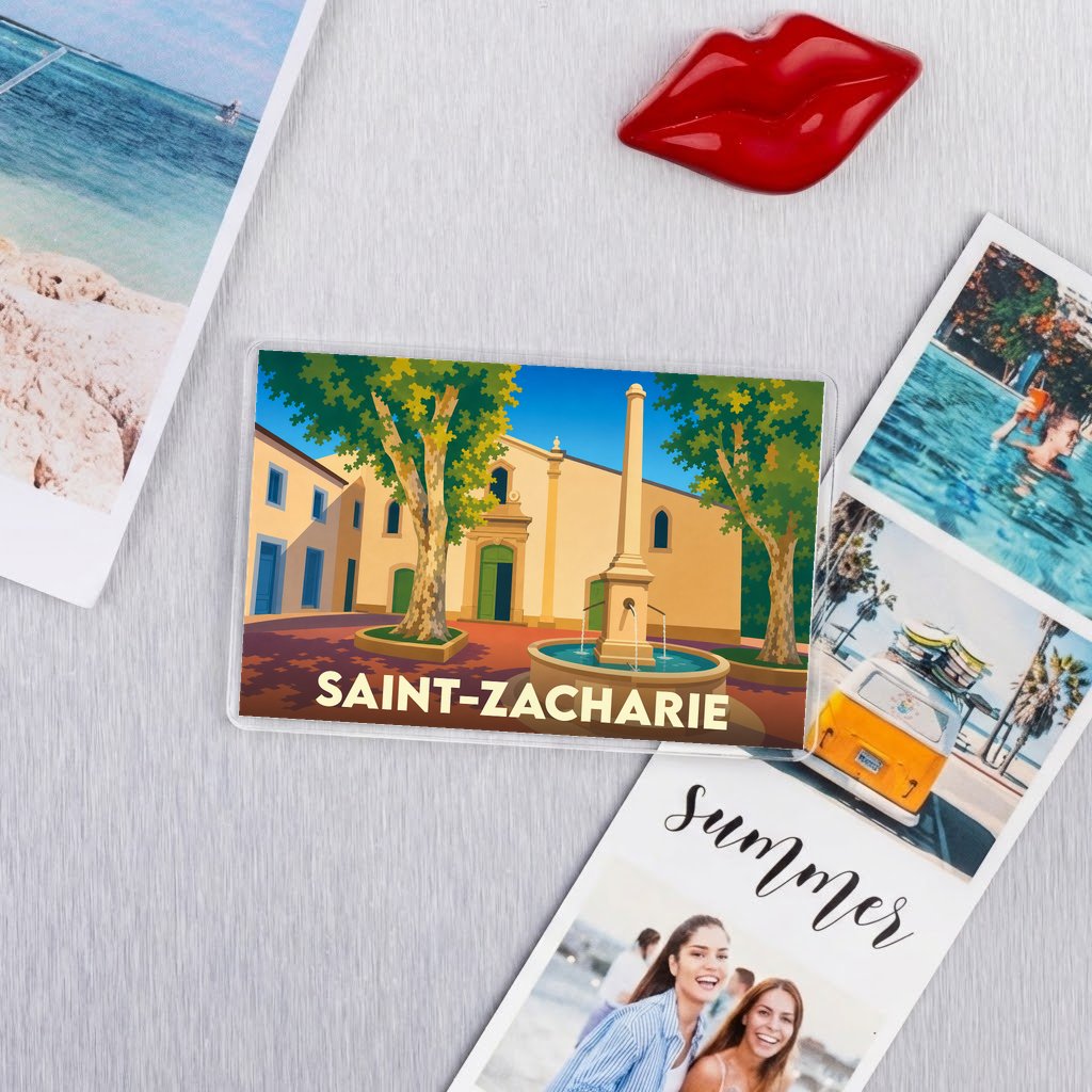 Magnet souvenir de la ville de Saint-Zacharie avec une illustration stylisée d'une place ensoleillée.