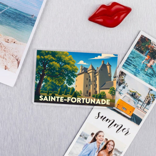 Magnet souvenir de la ville de Sainte-Fortunade avec une illustration stylisée de son château.