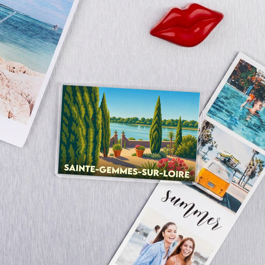 Magnet souvenir de Sainte-Gemmes-sur-Loire avec une illustration stylisée d'un paysage de bord de Loire.