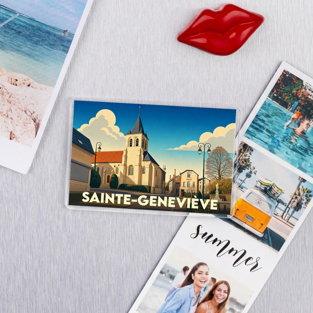 Magnet souvenir de la ville de Sainte-Geneviève avec une illustration stylisée de son église sous un ciel bleu.