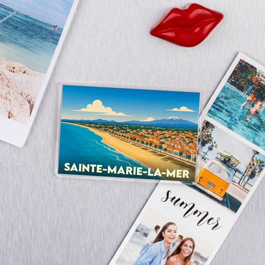 Magnet souvenir de la ville de Sainte-Marie-la-Mer avec une illustration stylisée du bord de mer.