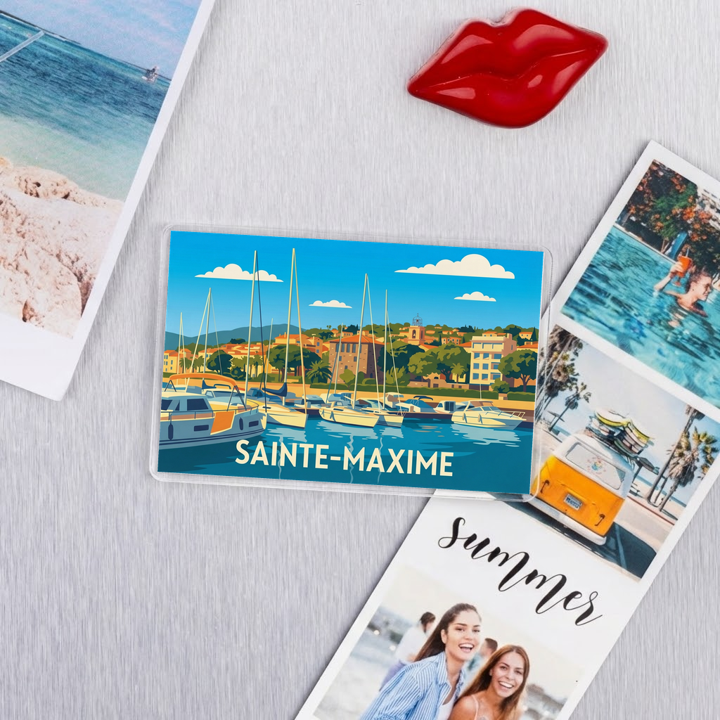 Magnet souvenir de la ville de Sainte-Maxime avec une illustration stylisée de son port.