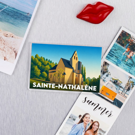 Magnet souvenir de la ville de Sainte-Nathalène avec une illustration stylisée de son église.