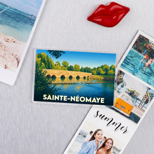 Magnet souvenir de la ville de Sainte-Néomaye avec une illustration stylisée d'un pont en pierre.