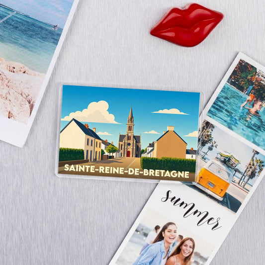 Magnet souvenir de la ville de Sainte-Reine-de-Bretagne avec une illustration stylisée de son église et de ses maisons.