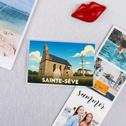 Magnet souvenir de la ville de Sainte-Sève avec une illustration stylisée de son église et de son calvaire.