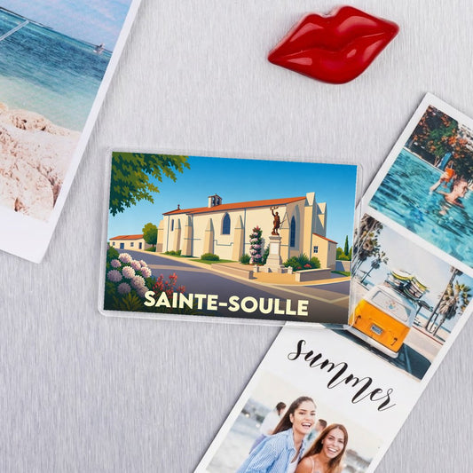 Magnet souvenir de la ville de Sainte-Soulle avec une illustration stylisée de son église et de son monument.