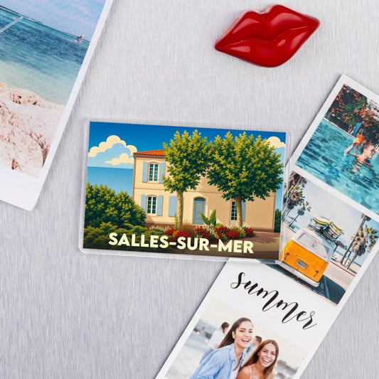 Magnet rectangulaire de la ville de Salles-sur-Mer avec une illustration stylisée d'une maison côtière.