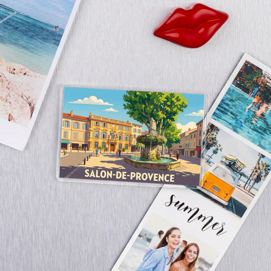 Magnet souvenir de la ville de Salon-de-Provence avec une illustration stylisée d'une place ensoleillée et sa fontaine.