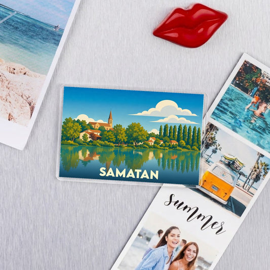 Magnet souvenir de la ville de Samatan avec une illustration stylisée d'un paysage au bord de l'eau.