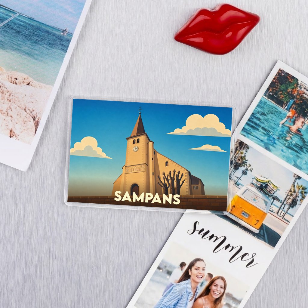 Magnet souvenir de la ville de Sampans avec une illustration stylisée de son église.