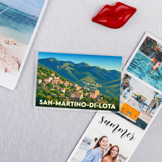 Magnet souvenir de la ville de San-Martino-di-Lota avec une illustration stylisée.