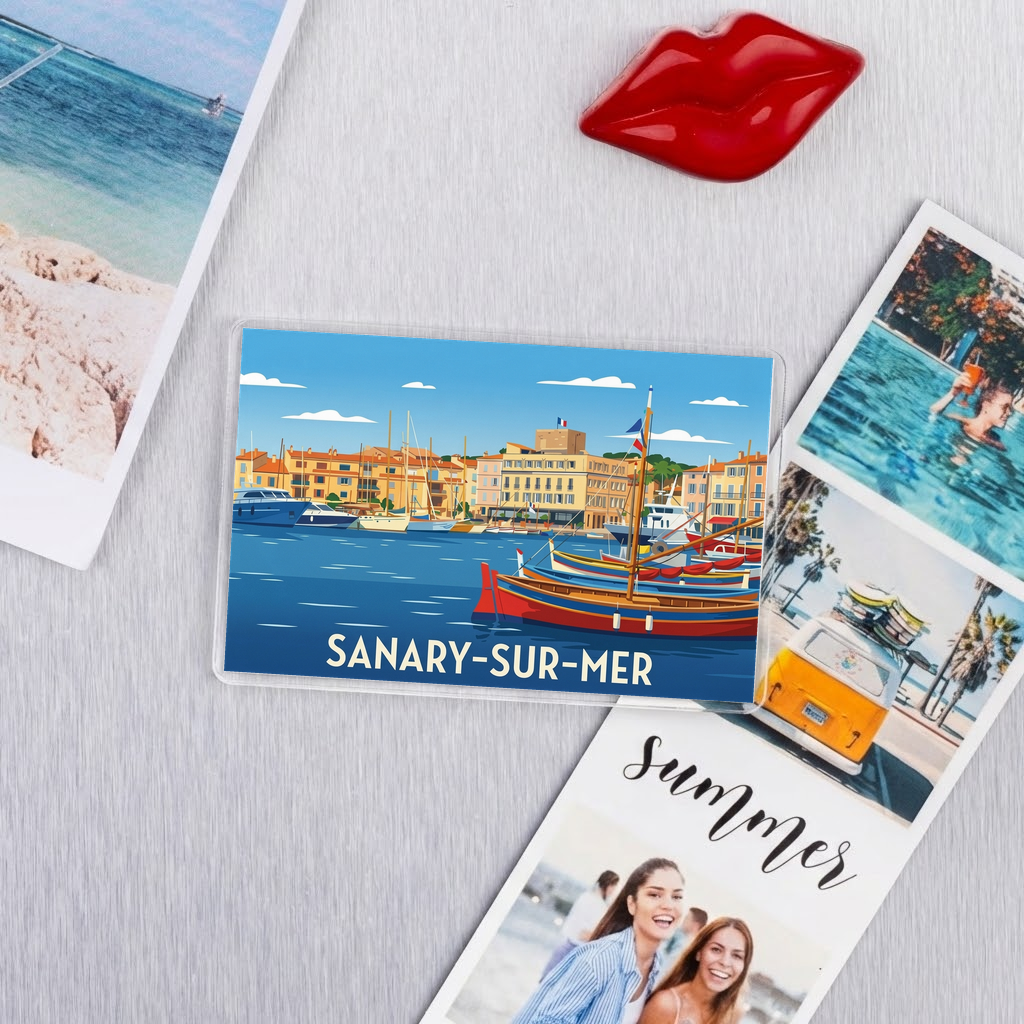 Magnet souvenir de la ville de Sanary-sur-Mer avec une illustration stylisée de son port.
