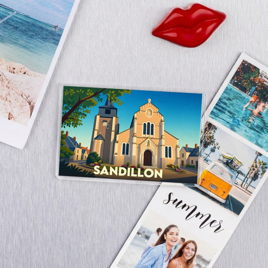 Magnet souvenir de la ville de Sandillon avec une illustration stylisée de son église.