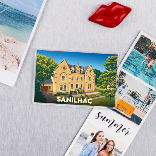 Magnet souvenir de la ville de Sanilhac avec une illustration stylisée d'un bâtiment historique.