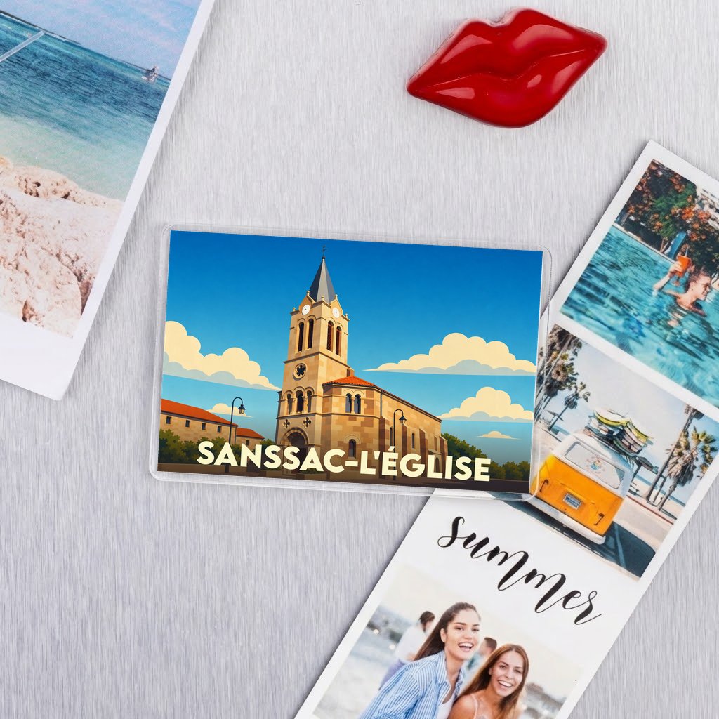 Magnet souvenir de la ville de Sanssac-l'Église avec une illustration stylisée d'une église sous un ciel bleu.