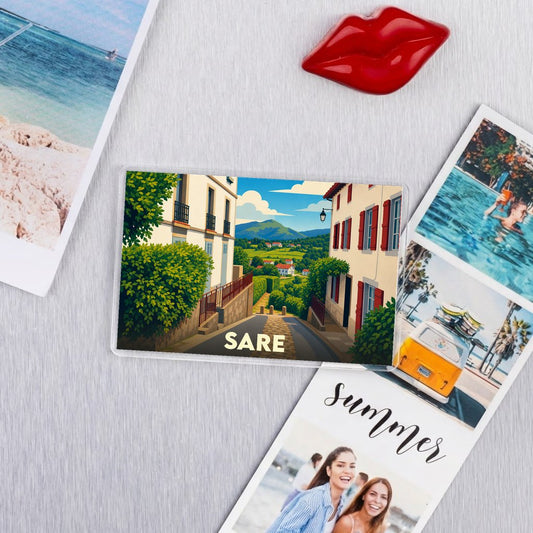 Magnet souvenir de la ville de Sare avec une illustration stylisée d'une rue pittoresque.