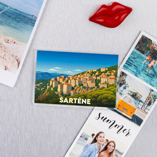 Magnet souvenir de la ville de Sartène avec une illustration stylisée.