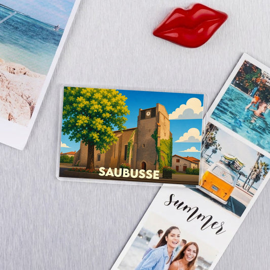 Magnet souvenir de la ville de Saubusse avec une illustration stylisée de son église.