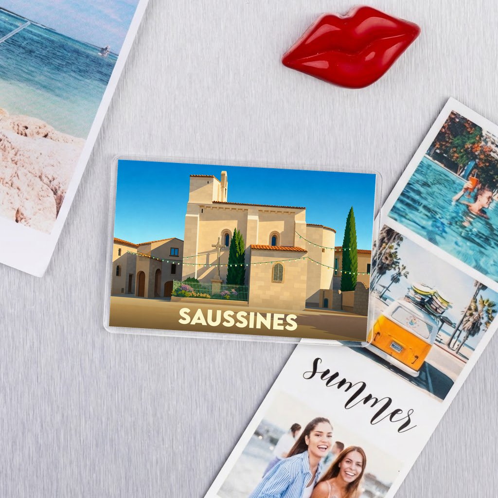 Magnet souvenir de la ville de Saussines avec une illustration stylisée de son église.